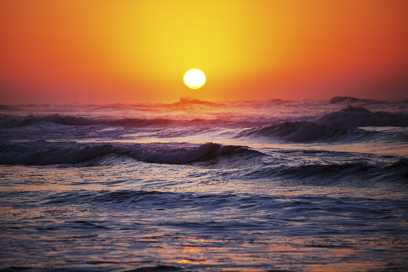 analogy with ocean wave and beautiful sunset of Divorce Mediation: Navigating the Choppy Waters of Divorce